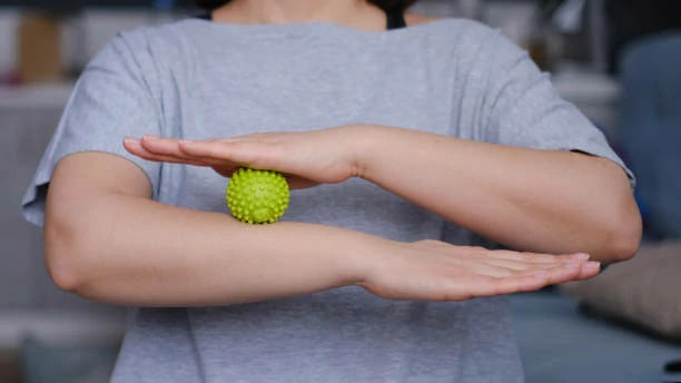 Revolutionizing Recovery: Introducing Tennis Ball Massage for Wrist Discomfort